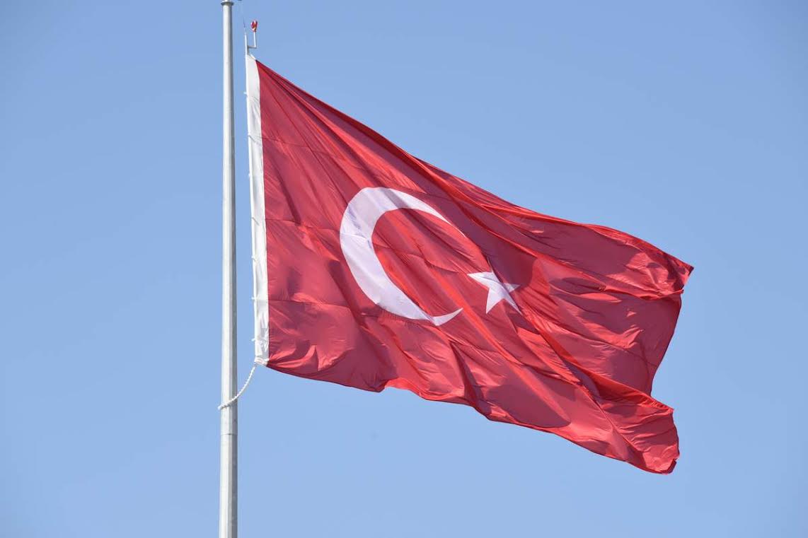 AVCI RAMADAN DEV TÜRK BAYRAĞI İLE TAÇLANDIRILDI