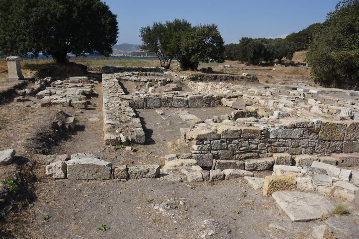 PLAKET, KUPA YERİNE KYME'Yİ SİMGELEYEN HEYKEL