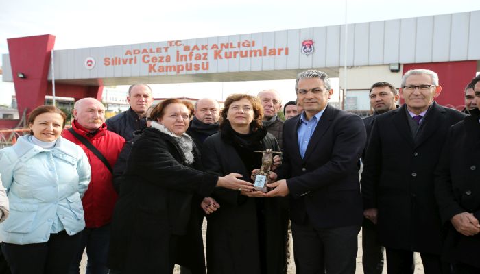 Can Dündar'a Silivri'de ödül