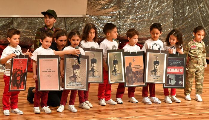 İzmirli miniklerden 23 Nisan'a yakışan kutlama