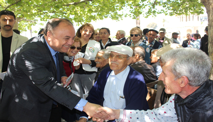"Cumhurbaşkanı ve Başbakan'da Hayır İçin Çalışıyor"