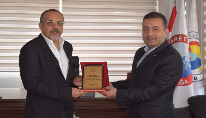 Başhekim Yalvaç'tan, Ertürk'e plaket