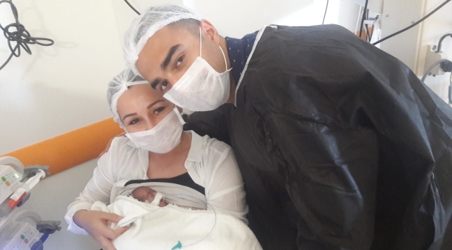 700 gr doğan ikizler hayata tutundu