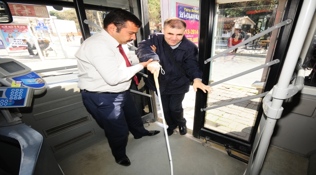 İzmir, toplu taşımada engel tanımıyor