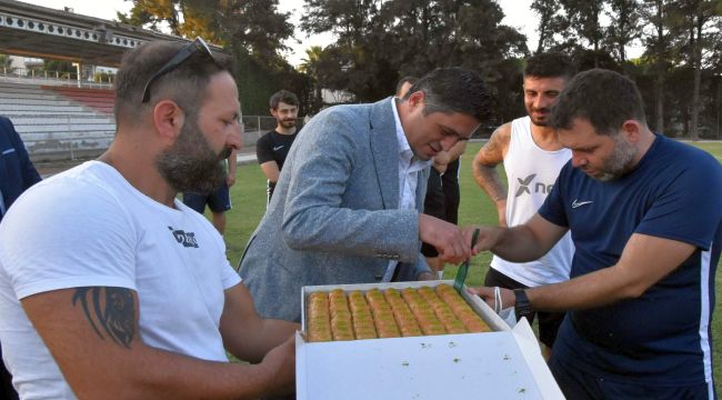 Başkan Serkan Acar'dan Aliağaspor FK Antrenmanına Sürpriz Ziyaret