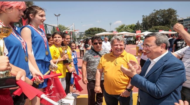 Başkan Batur,"Gelecek gençlerdedir"