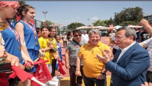 Başkan Batur,"Gelecek gençlerdedir"