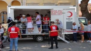 Türk Kızılay İzmir Şubesi'nden Vatandaşlara Aşure İkramı