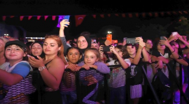 Kartal'da 30 Ağustos Coşkusu Zeynep Bastık Konseri ile Devam Etti
