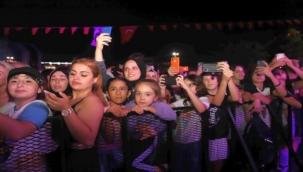 Kartal'da 30 Ağustos Coşkusu Zeynep Bastık Konseri ile Devam Etti