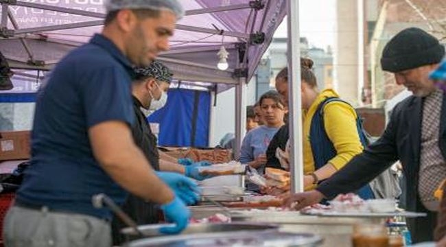 İzmir ekipleri, Osmaniye'de kapı kapı dolaşarak yardım ulaştırıyor