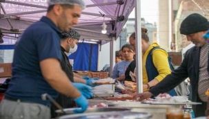 İzmir ekipleri, Osmaniye'de kapı kapı dolaşarak yardım ulaştırıyor