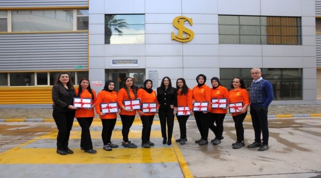 Forkliftler artık kadınların ellerinde