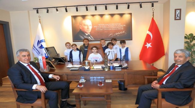 Başkan İnce Koltuğunu Depremzede Elvin'e Bıraktı