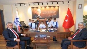 Başkan İnce Koltuğunu Depremzede Elvin'e Bıraktı