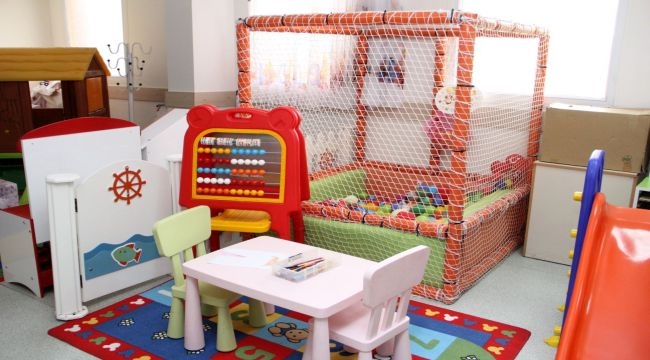 EÜ'de tedavi gören depremzede kanser hastası çocuklar hediyelerle moral buldu