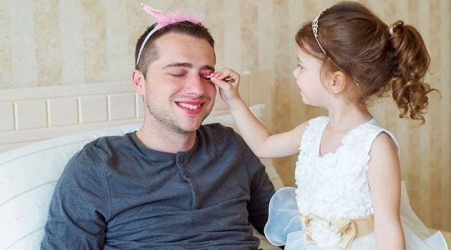 Kız çocuklarında babaya aşırı düşkünlük 3-6 yaş arasında görülüyor