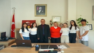 Egeli genç iletişimciler "Patini Uzat" diyerek can dostları sevindirmeyi sürdürüyor