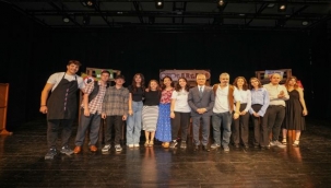 Gaziemirli Gençler "Otogargara" Oyunuyla Sahnede