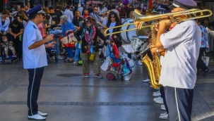 İzmir sokakları bayram havasına girdi