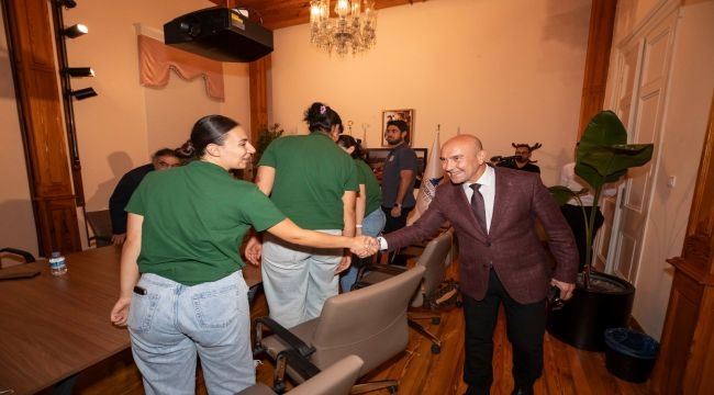 Urla'nın Kadın Basketbolcuları Başkan Soyer'i Ziyaret Etti