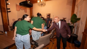  Urla'nın Kadın Basketbolcuları Başkan Soyer'i Ziyaret Etti