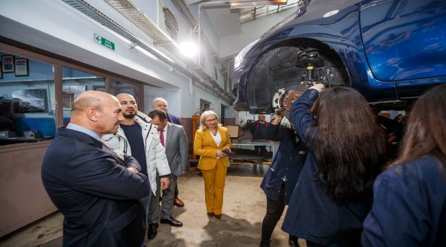 İzmir Büyükşehir Belediyesi, otomotiv sektörüne de kadın ustalar yetiştirdi