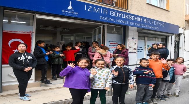 İzmir'de çocuklar 12D sinema keyfi yaşıyor