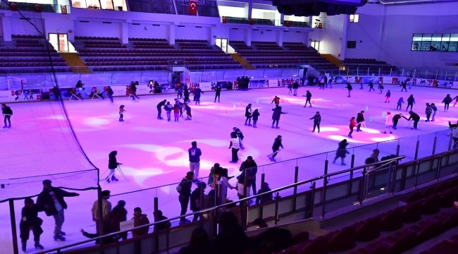 İzmirli kadınlar 2 Ocak'ta buz pistinde