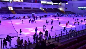 İzmirli kadınlar 2 Ocak'ta buz pistinde