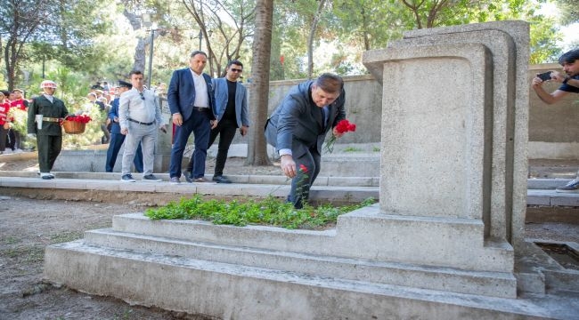 Başkan Tugay'dan şehitlerin kabrine karanfil 