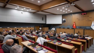 Başkan Tugay, salon ışıklarını kapattırarak konuştu