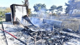 İzmir İtfaiyesi Bornova'daki yangına müdahale ediyor