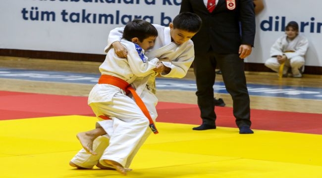 Minik sporcular Cumhuriyet için ter döktü