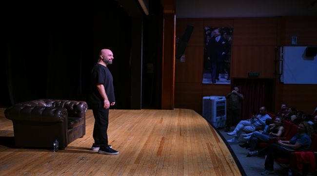 Tahsin Hasoğlu'ndan İZKİTAP'ta kahkaha dolu gece