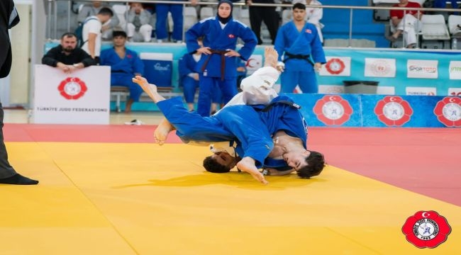 İzmir'in judocuları yenilgisiz şampiyon