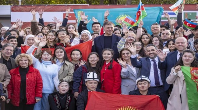 Başkan Tugay Dünya Türk Dili Ailesi Günü'nü öğrencilerle birlikte kutladı