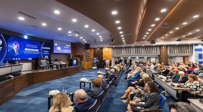 Başkan Tugay İZİKAD'ın MEDSPARC Uluslararası İş Zirvesi'ni açtı