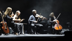 Dünyaca ünlü piyanist İzmir'de ayakta alkışlandı