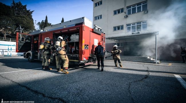 İtfaiye ekiplerinden polis okulunda yangın tatbikatı