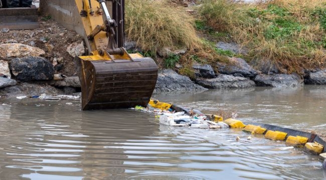 İzmir Büyükşehir Belediyesi ekipleri sağanak yağış ve fırtına nedeniyle seferber oldu