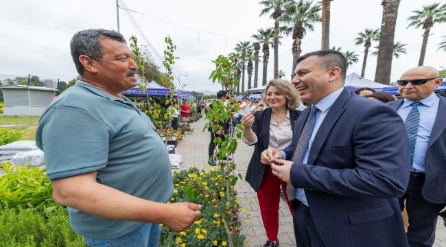İzmir çiçek açtı, her yer rengârenk oldu 